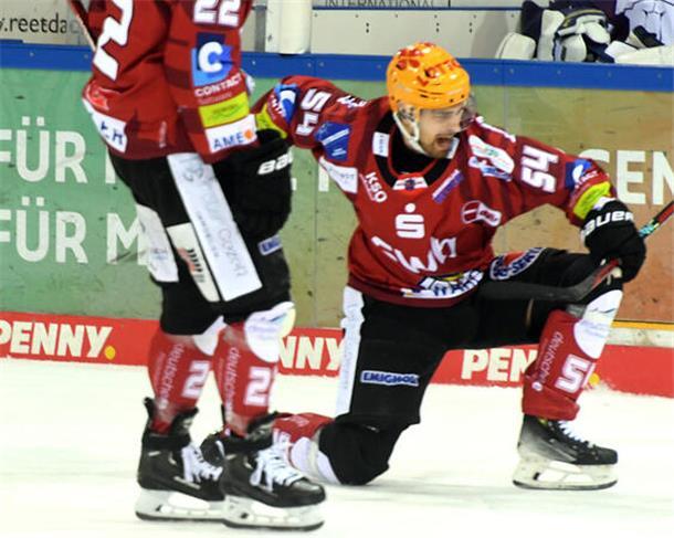 Grenzenloser Jubel: Pinguins siegen im Spitzenspiel und sind DEL-Tabellenführer Felix Scheel bejubelt sein Tor zum 4:1.