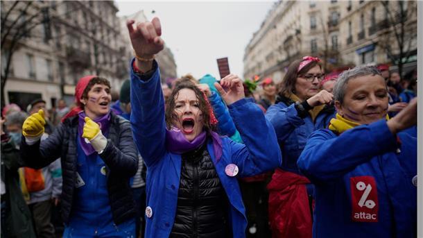 Feministische Aktivistinnen sehen die Rentenreform als ungerecht gegenüber Frauen an, vor allem weil sie die Ungleichheiten zwischen den Geschlechtern weiter vertiefen würde.