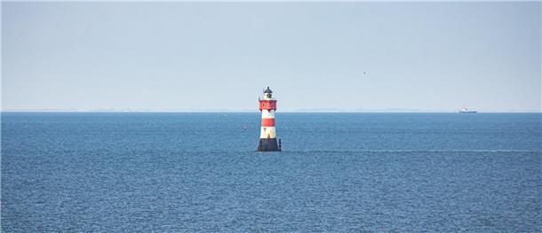 Fensterblick auf den Leuchtturm "Rotersand".