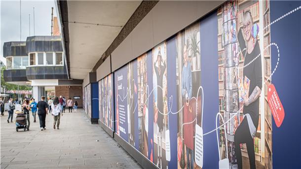 Verkaufsoffene Sonntage: So plant Bremerhaven Fensterfronten des einstigen Karstadt-Kaufhauses sind als Aktion des Cityskippers mit Fotos lokaler Einzelhändler in Bremerhaven beklebt.