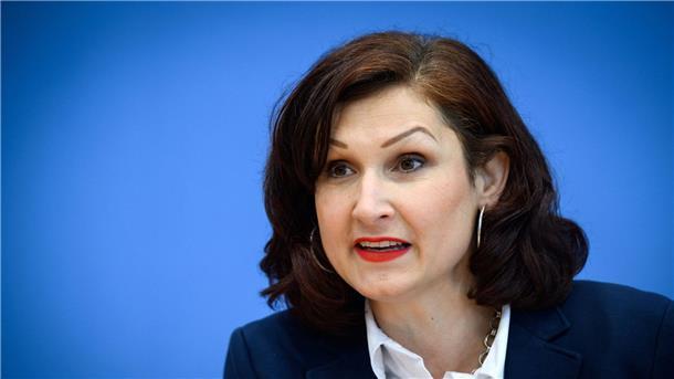 Ataman: Deutschland hat nach Hanau versagt Ferda Ataman zufolge fühlen sich viele Betroffene und Angehörige des Anschlags von Staat und Behörden alleine gelassen.