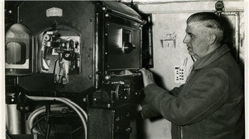 Ferdinand Holst arbeitete als Filmvorführer. Das Foto stammt aus dem Jahr 1958.
