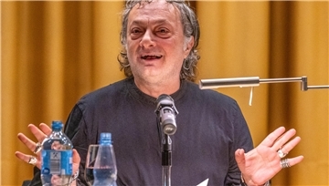Feridun Zaimoglu ist ein hervorragender Vorleser, er schlüpft fast wie ein Schauspieler in seine Figuren.