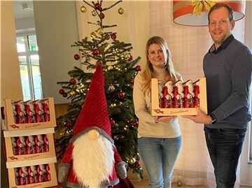 Ferienzentrum-Leiter Eike Hessenius überreichte jetzt 100 Schokoladen-Weihnachtsmänner an Theresa Petschulat von der Kinderhilfe.