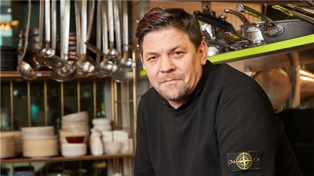 Fernsehkoch Tim Mälzer sitzt in der Küche eines seiner Restaurants und ist dort weitestgehend zum Nichtstun verurteilt. Auf Normalität für die Gastronomie, so Mälzer, werden wir wohl noch länger warten müssen.
