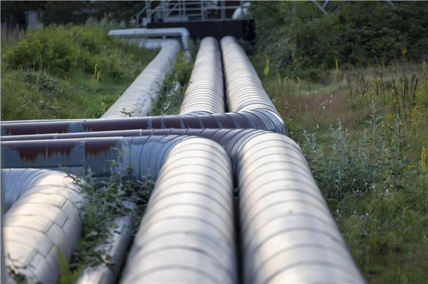 Fernwärme-Rohre verlaufen durch Grünflächen. Fernwärme für die Zukunft: Auch in den Gemeinden Loxstedt, Beverstedt, Hagen und Schiffdorf soll eine klimafreundliche Wärmeversorgung über Leitungsnetze möglich werden.