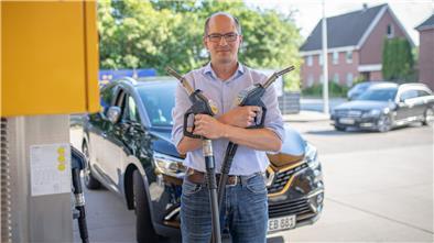 Fertigmachen zum Spritspar-Duell: NZ-Reporter Mark Schröder hat getestet, wie viel sich auf einer 100-Kilometer-Strecke sparen lässt, wenn man die Tipps des ADAC beherzigt.