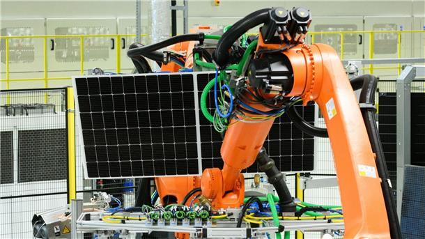 Bundesrat dringt auf Unterstützung für Solarbranche Fertigung von Solarmodulen im Werk der Solarwatt GmbH in Dresden.