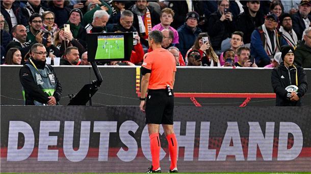 Drees über VAR-Alternative: „Challenge kein Allheilmittel“ Fester Bestandteil von Fußball-Debatten: Der Videobeweis.