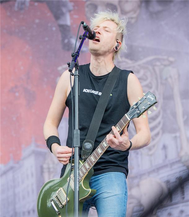 Deichbrand 2023: Magische Momente auf und vor den BÜHNEN (Fotos) Festivalbesucher stimmen in den Punkrock der Band Rogers vor der Firestage ein.