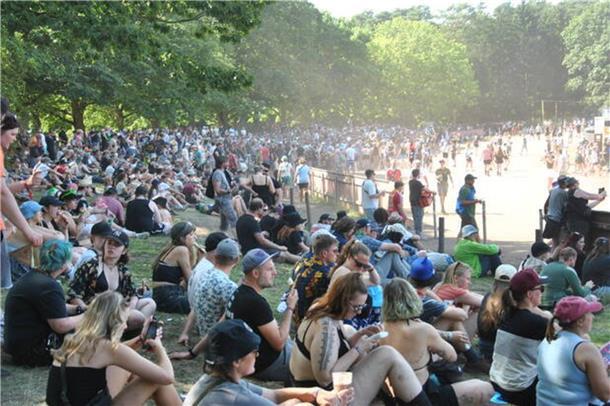 Festivalfreude in Scheeßel: Das Partyvolk ist gut drauf, die Sonne brennt, Schattenplätze sind beliebt.