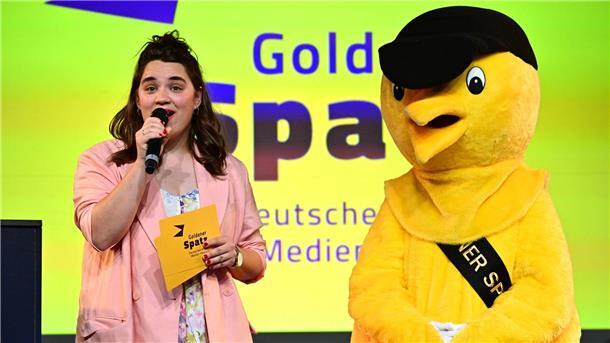 Festivalleiterin Elisabeth Wenk und der „Goldene Spatz“.