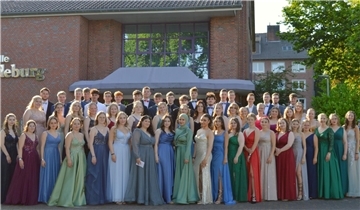 Gruppe vor der Stadthalle Friedeburg