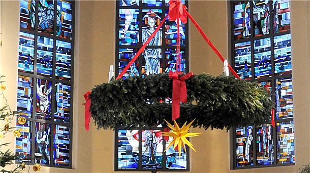 Festlich geschmückte Große Kirche: So wie bisher wird es in der Pandemie nicht. Nur etwa 50 Besucher dürfen den Festgottesdienst an Heiligabend im Gotteshaus miterleben.