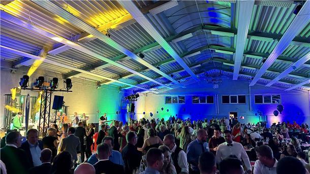 Festliche Kleidung gehört dazu wie die Live-Musik: Feuerwehrball der Stadt Geestland in der Geestland-Halle in Elmlohe.