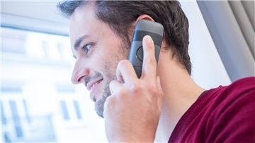 Festnetz oder Mobiltelefon? Einer Umfrage zufolge greifen junge Menschen wieder vermehrt zum festen Telefonanschluss.