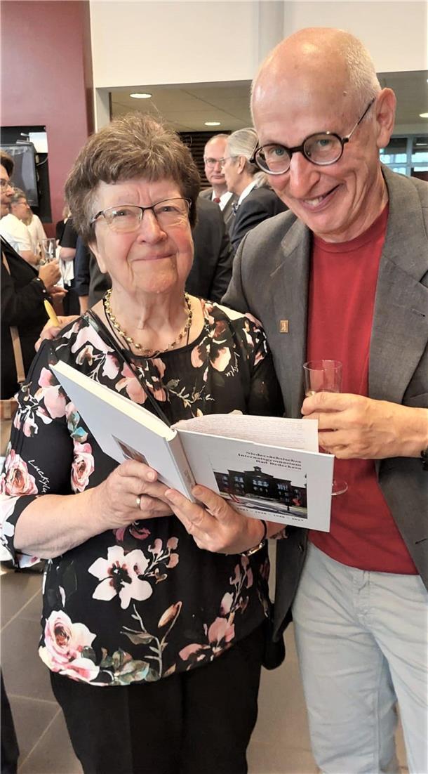 Festredner Sönke Hansen signiert Waltraud Scholz ein Exemplar der druckfrischen ...