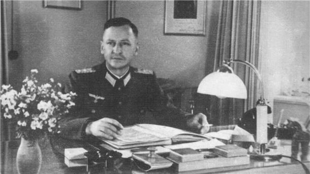 Festungskommandant Herbert Sorge an seinem Schreibtisch im Eckzimmer im Erdgeschoss der Kommandantur (Ecke Kasernenstraße/Neue Reihe).