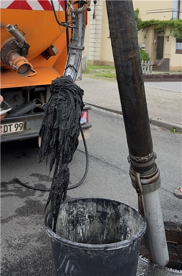 „Zöpfe“ aus Feuchttüchern, Haaren und anderem Müll, der aus der Kanalisation in Nordenham gefischt wurde.
