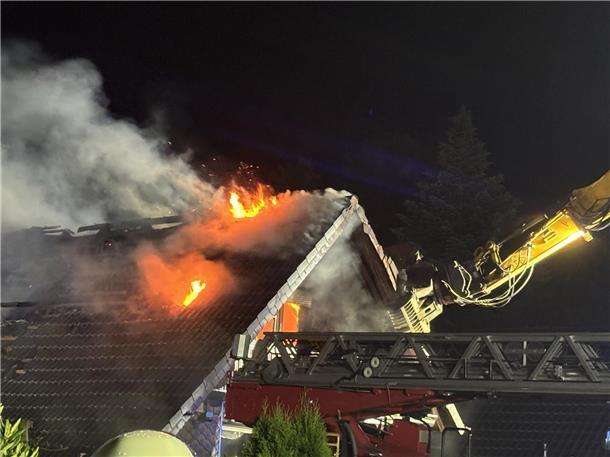 Feuer zerstört Einfamilienhaus in Fintel Feuer zerstört Einfamilienhaus in Fintel: Der Bagger beginnt das Gebäude einzureißen
