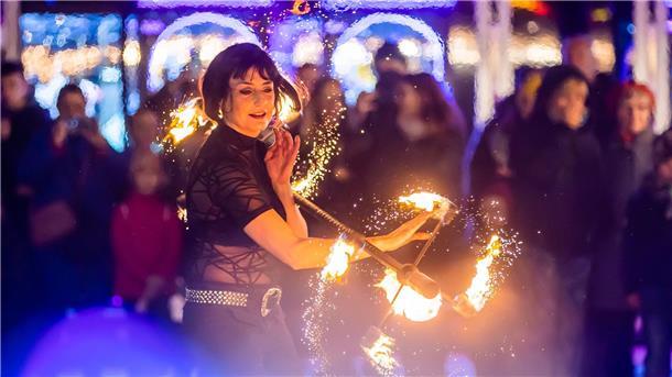 Feuerkünstlerin Nicole am Eröffnungstag beim Weihnachtsmarkt „Winterzauber“ in Berlin-Lichtenberg.
