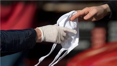 Feuerwehr in Zeiten von Corona: Um bei Unfällen zu helfen, werden heute Mundschutzmasken getragen. Einmalhandschuhe werden ohnehin verwendet.