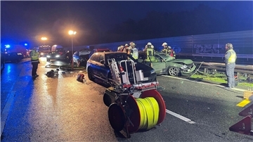 Feuerwehr und Polizei an der Unfallstelle.