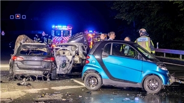 Feuerwehr und Polizei sind an der Unfallstelle im Einsatz.