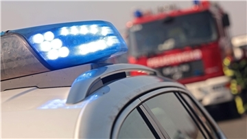 Symbolbild eines Blaulichts und eines Feuerwehrautos
