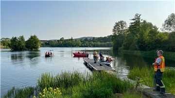 Feuerwehr und Rettungsdienste suchen am Breitenbacher See nach zwei vermissten Jugendlichen.