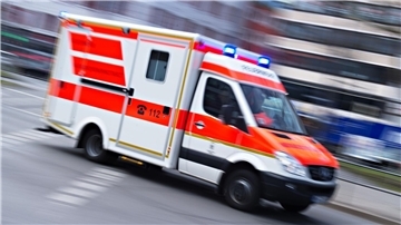 Fahrer nach Unfall in Hoogstede lebensgefährlich verletzt Feuerwehr und Rettungskräfte verhinderten Schlimmeres, nachdem ein Wagen in Hoogstede gegen einen Baum geprallt und in Brand geraten war. (Symbolbild)