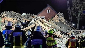 Feuerwehr und Rettungskräfte vor dem eingestürzten Haus im Bochumer Stadtteil Linden.