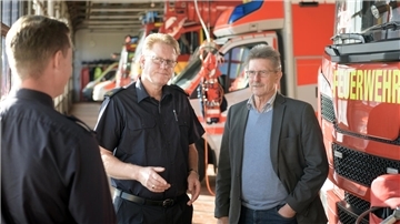 Feuerwehr-Vizechef Olaf Jongeling und Stadtrat Peter Skusa (CDU)  wollen neue Wege gehen, um Nachwuchs zu werben. Foto: Ralf Masorat