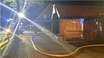 Feuerwehreinsatz in der Discothek Haase am Samstagabend: Ein technischer Defekt löste einen Schwelbrand in der Decke aus. Die geplante Veranstaltung fiel aus.