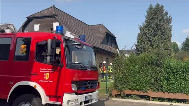 Es brennt in einem Zweifamilienhaus - Drei Verletzte in Zeven Feuerwehreinsatz in Zeven.