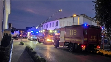 Feuerwehrfahrzeuge stehen vor dem Supermarkt.