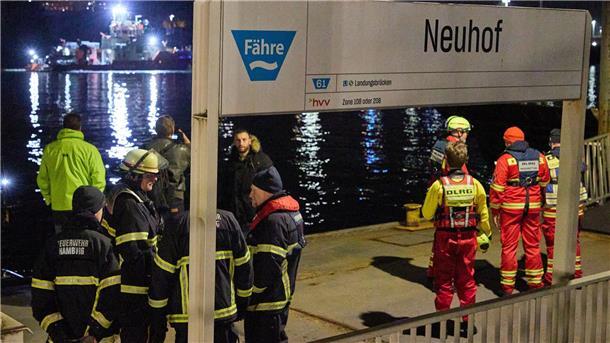 Feuerwehrleute am Anleger Neuhof. In der Hamburger Elbe suchten Taucher in der Nähe der Köhlbrandbrücke nach einem vermissten Menschen.