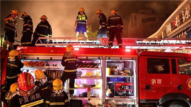 China: 31 Tote bei Gasexplosion in Restaurant Feuerwehrleute am Ort der Explosion in einem Restaurant in der nordwestchinesischen autonomen Region Ningxia Hui.
