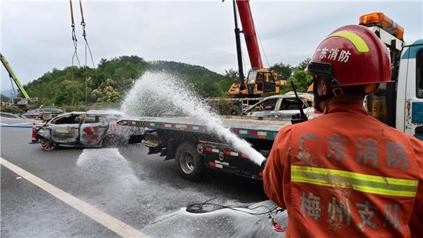 Viele Tote nach Autobahn-Einsturz in China Feuerwehrleute an der Unfallstelle.