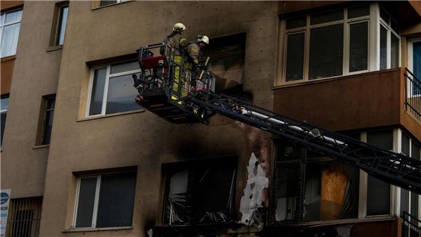 Feuerwehrleute an der Unglücksstelle.