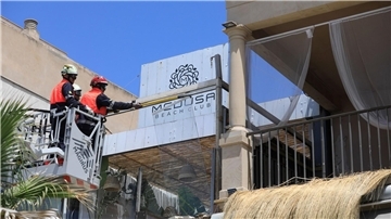 Feuerwehrleute arbeiten nach dem Einsturz am Gebäude des Medusa Beach Club auf Mallorca.