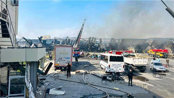 Mehr als 160 Verletzte bei schwerer Explosion in Usbekistan Feuerwehrleute arbeiten nach einer Explosion daran, einen Brand in einer Lagerhalle zu löschen.