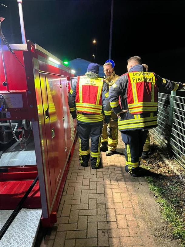 Feuerwehrleute aus Frelsdorf im nächtlichen Einsatz 
