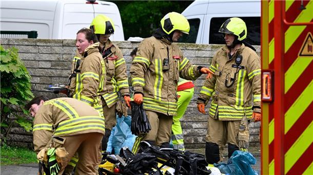 Ratingen: Verdächtiger aus Prepper-Szene in U-Haft Feuerwehrleute beenden ihren Einsatz am Tatort.