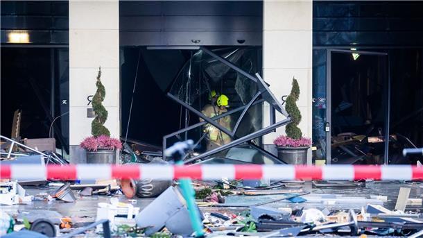 „Regelrechter Tsunami“ - Riesenaquarium in Berlin geplatzt Feuerwehrleute begutachten Trümmer in dem Hotel.