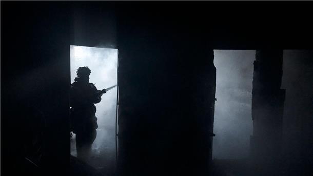 Feuerwehrleute des staatlichen ukrainischen Katastrophenschutzes löschen in Cherson ein Feuer, nachdem russischer Beschuss ein Industriegebiet getroffen hat.
