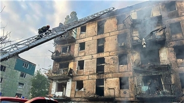 Feuerwehrleute im Einsatz, nachdem Raketen in ein mehrstöckiges Wohnhaus in Kryvyi Rih eingeschlagen sind.
