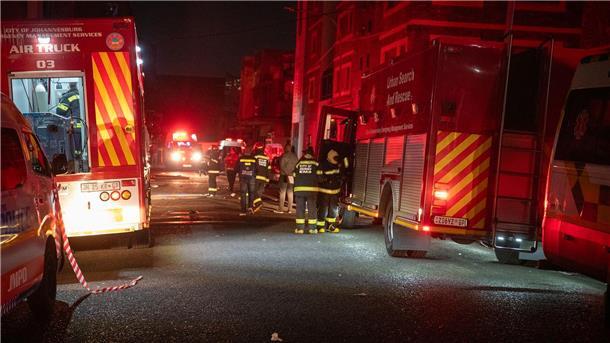 74 Tote bei Großbrand in Johannesburg Feuerwehrleute kämpfen in Johannesburg gegen den Großbrand.