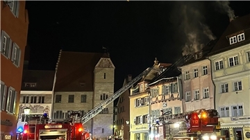Feuerwehrleute löschen den Brand in dem Dachstuhl eines Hauses in der Überlinger Altstadt.