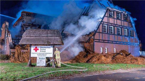 Brennende Flüchtlingsunterkunft - Staatsschutz ermittelt Feuerwehrleute löschen den Brand in einem mecklenburgischen Hotel, in dem Geflüchtete aus der Ukraine untergebracht waren.